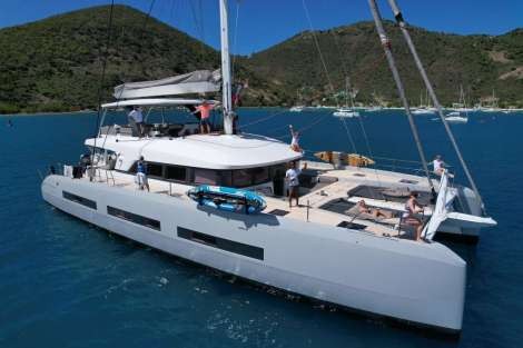 Review img # 1 of the yacht TWIN FLAME 77